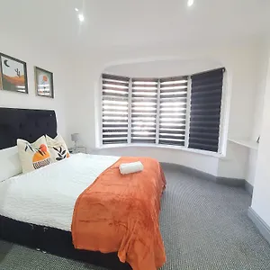 Only Family Groups - Pets For Free - Sleeps 8 - Sofabed Blackpool